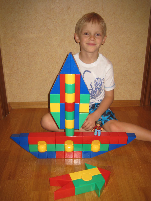 A sailboat made from Magneticus magnetic cubes