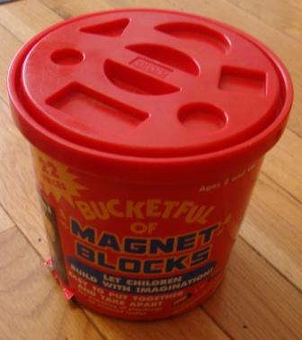 Sorting bucket for magnetic blocks